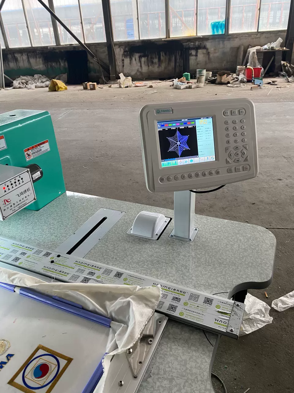 厂家供应小型全自动流行款家用服装机器工厂打样电脑绣花机