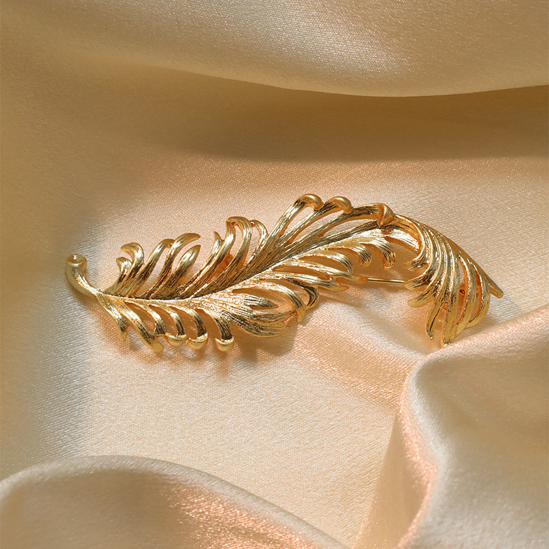 Mid-ancient style Vintage three-dimensional golden feather brooch niche high-end autumn and winter corsage suit coat accessories