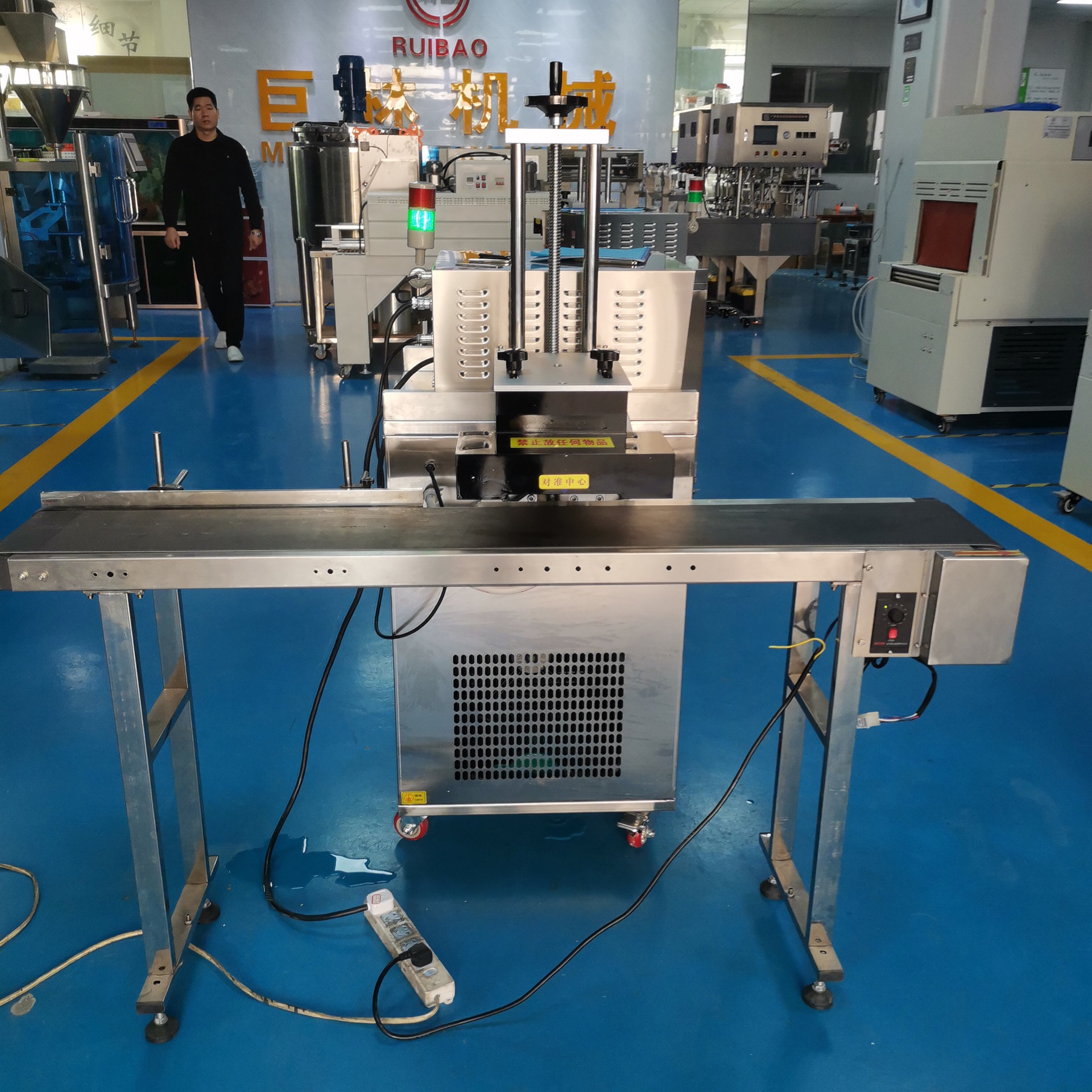 电磁感应铝箔封口机 流水线连续式封口机 水冷式铝箔感应封口机