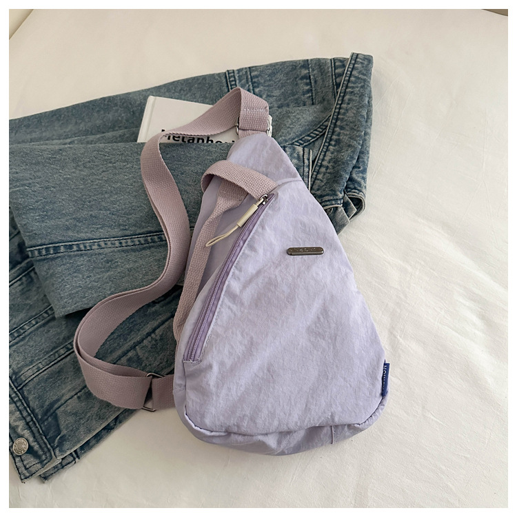 The new large-capacity, fashionable and versatile Korean casual chest bag for autumn and winter, as well as the simple travel canvas bag, are selling well among women undefined