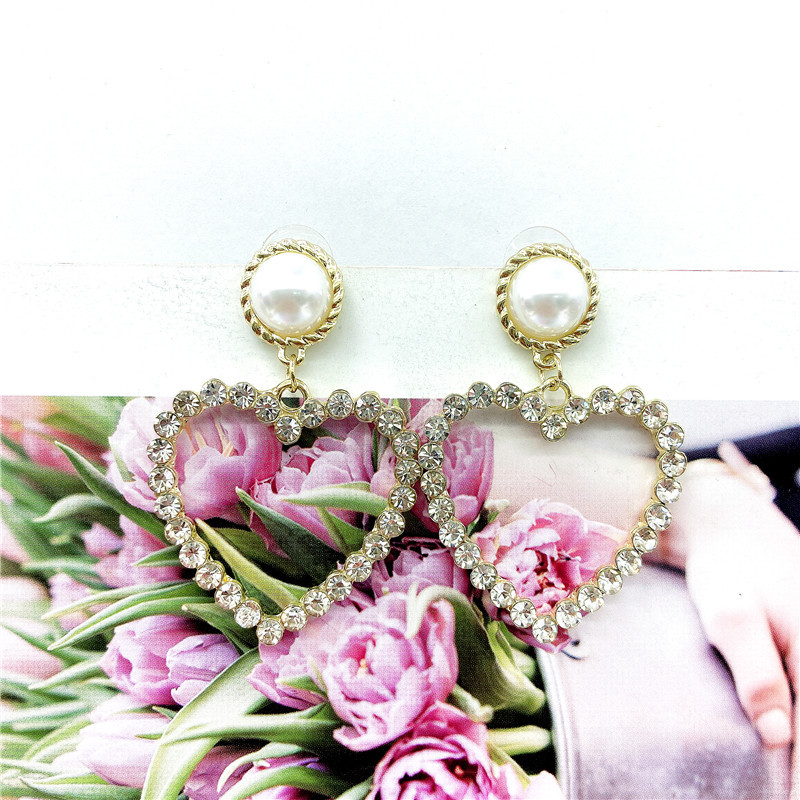 Love Pearl Fairy Temperament Retro French Trendy Niche Earrings display picture 3