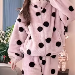 冬の女性用のかわいいカジュアルパジャマ、ベルベットの厚みのある水玉模様のタートルネック、暖かく肌に優しいホームウェアセット、屋外でも着用可能