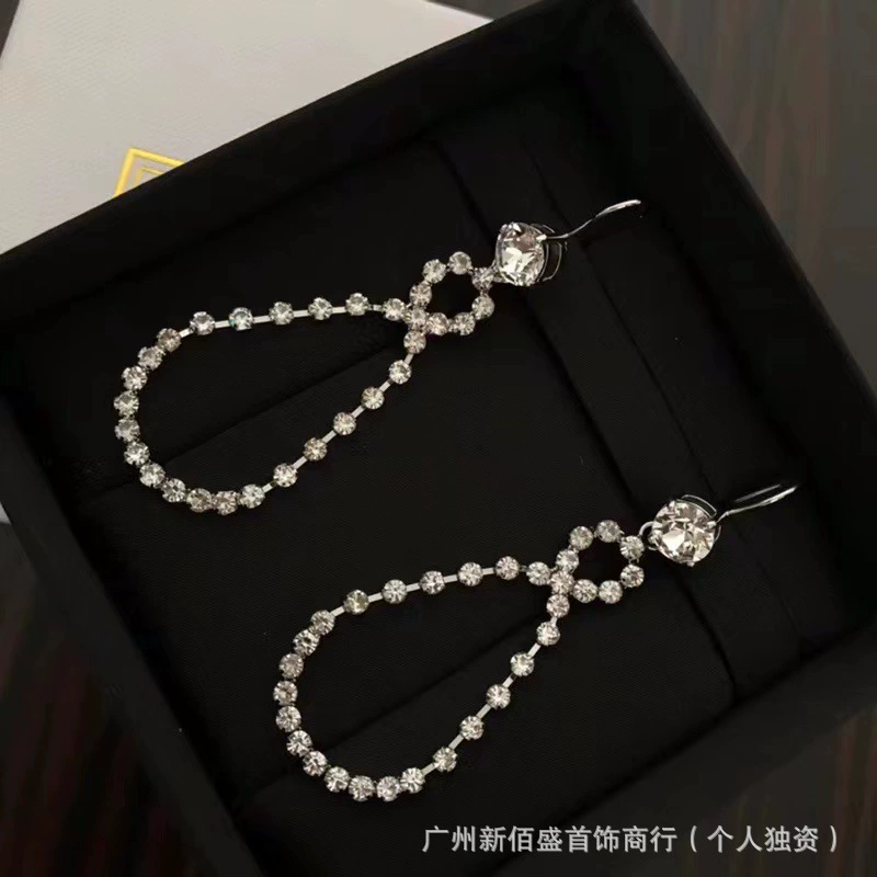 Серьги (Miumiu) с жемчужиной и буквенными подвесками, инкрустация стразами