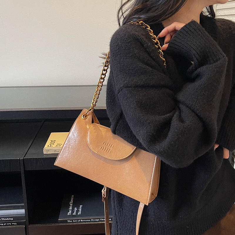 Bolsos de brazo retro retro de alta calidad para mujeres 2025 invierno nuevo bolso de tendencia de cadena bolso de hombro universal bolso de tendencia
