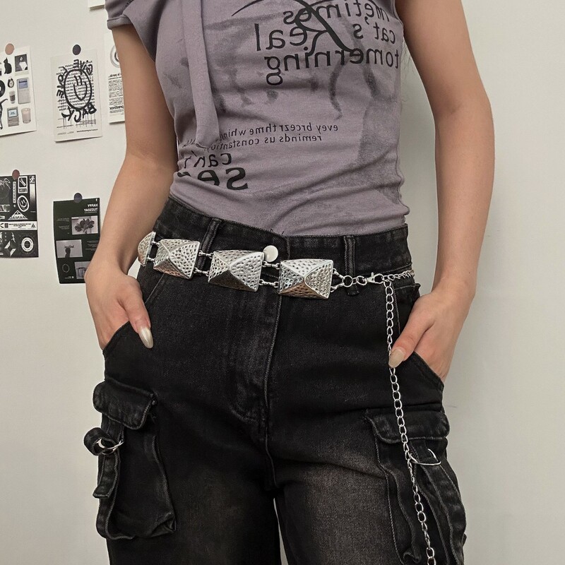 蝶の金属の腰のチェーンの女性は腰を収めてやせています。|undefined