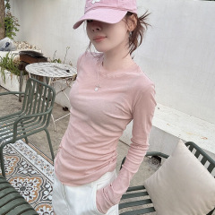 ピンクの薄いタイプの微透巻きの縁の正肩の長袖のtシャツの女性の初秋の修身はやせています。