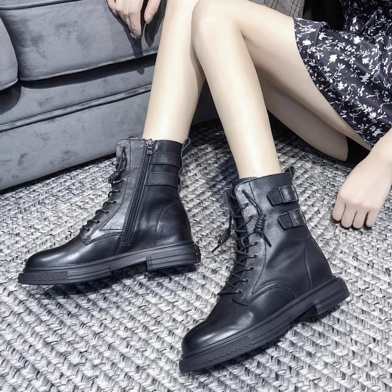 여성용 천연 가죽 플랫 마틴 부츠 2025년 가을 신상 다용도 부드러운 밑창 블랙 숏부츠 중간 길이 더블 버튼 부츠