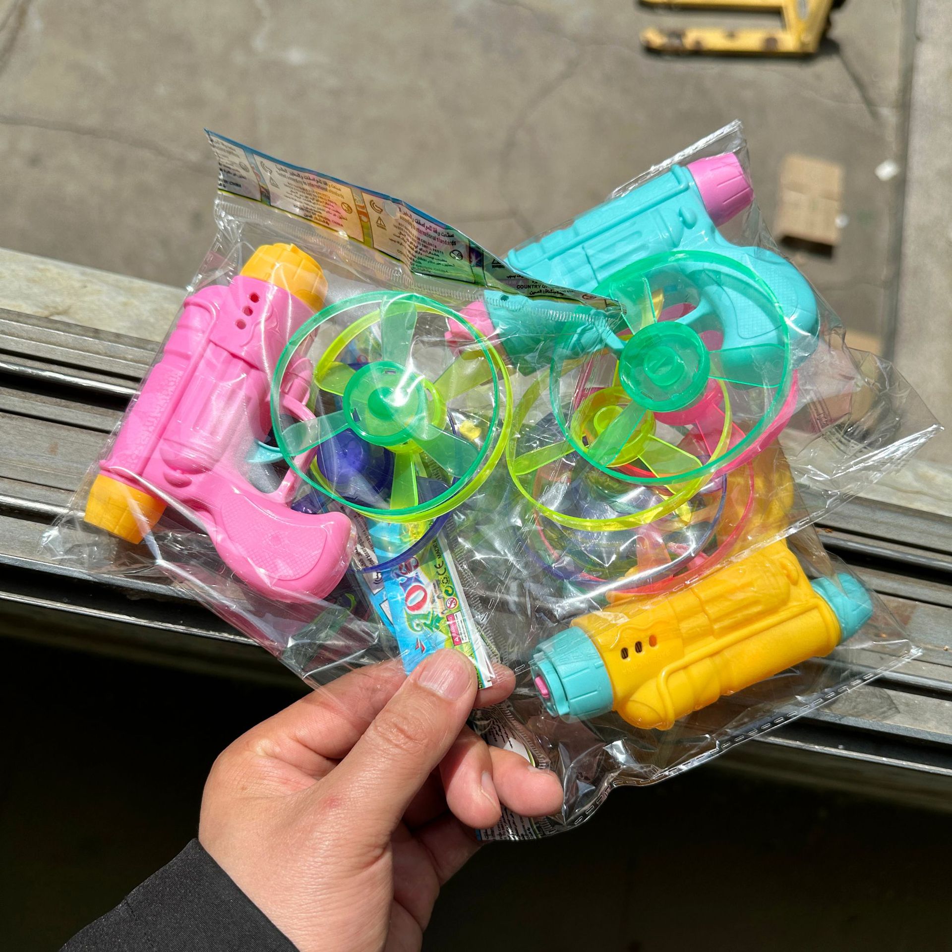 发光飞碟枪竹蜻蜓手枪户外发光陀螺弹射旋转飞盘儿童男孩飞行玩具