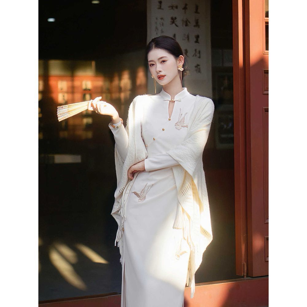 2025年喜相逢新中式改良旗袍女早秋订婚长袖提花针织杏色连衣裙子