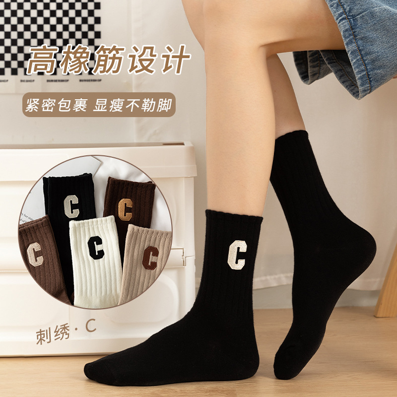 Bordado de letras grande C calcetines de algodón peinado a media pierna de las mujeres Otoño e Invierno de moda a rayas largas calcetines de mujer de color sólido algodón al por mayor
