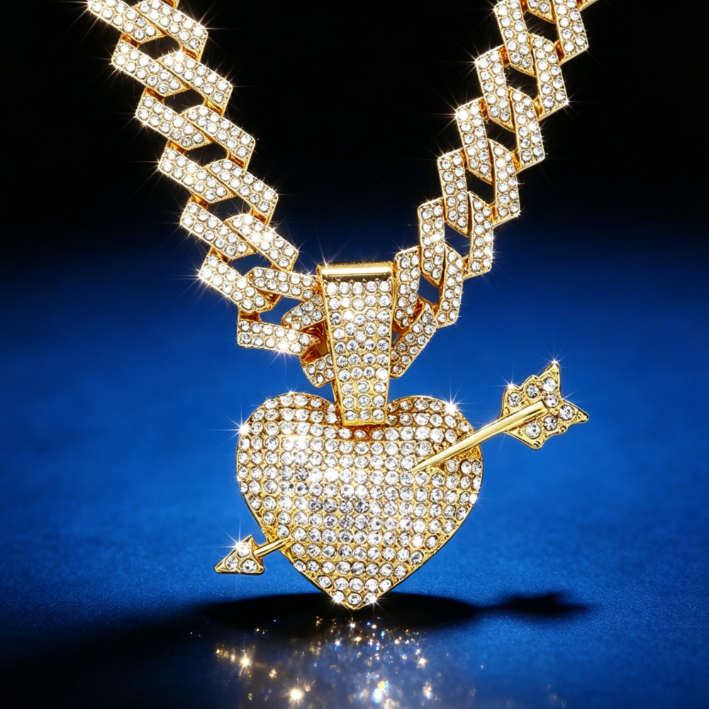 Europa y los Estados Unidos venden calientes transfronterizos de diamante completo una flecha penetración de aleación colgante de collar de amor para hombres joyería colgante