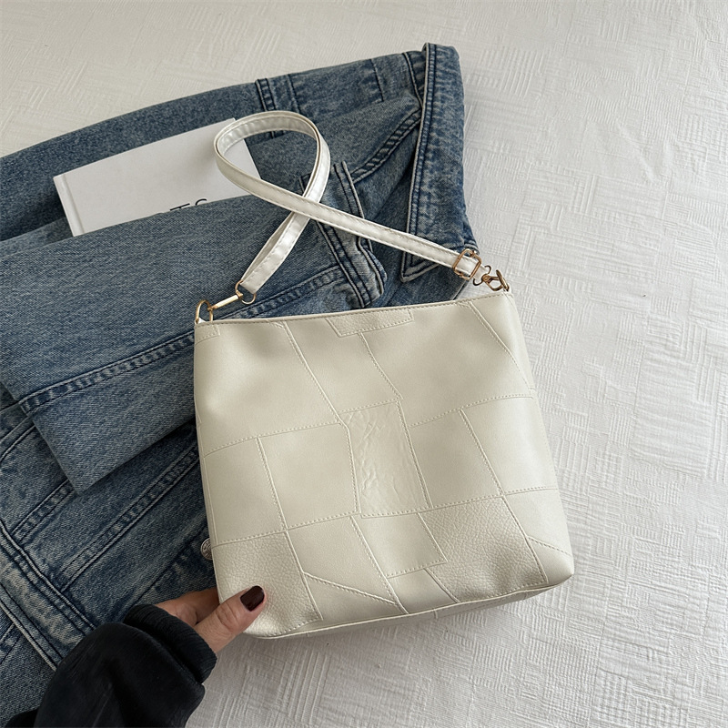 Bolso de alta sensación para mujeres nuevo verano 2024 moda extranjera empalme bolso de hombro de gran capacidad bolso de cubo de agua