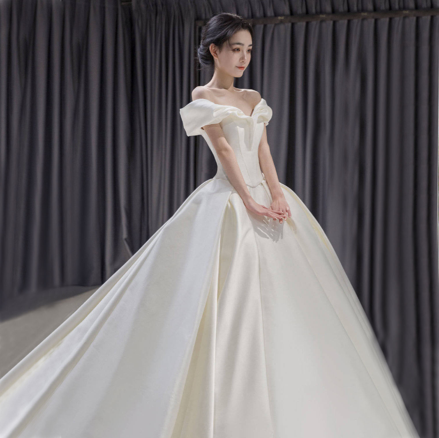 Vestido de novia de satén francés 2024 nuevo nupcial fuera del hombro simple Salida de banquete de boda de hilo Super Hada plisada entrega de una pieza image 5