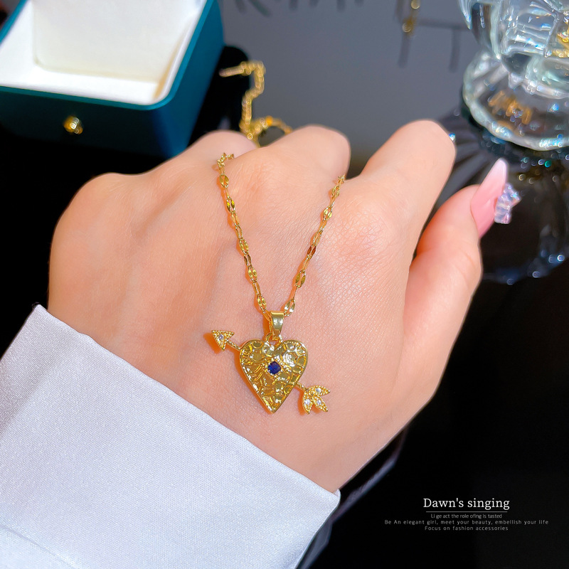 Collana con ciondolo cuore e freccia in zircone placcato oro_voghion.com