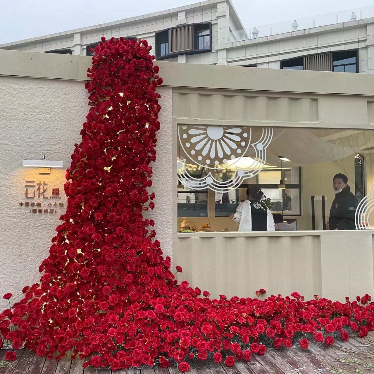 Simulación de rosas de tela de terciopelo único cascada de flores de pared de flores de diseño de fondo decoración de red rosas rojas