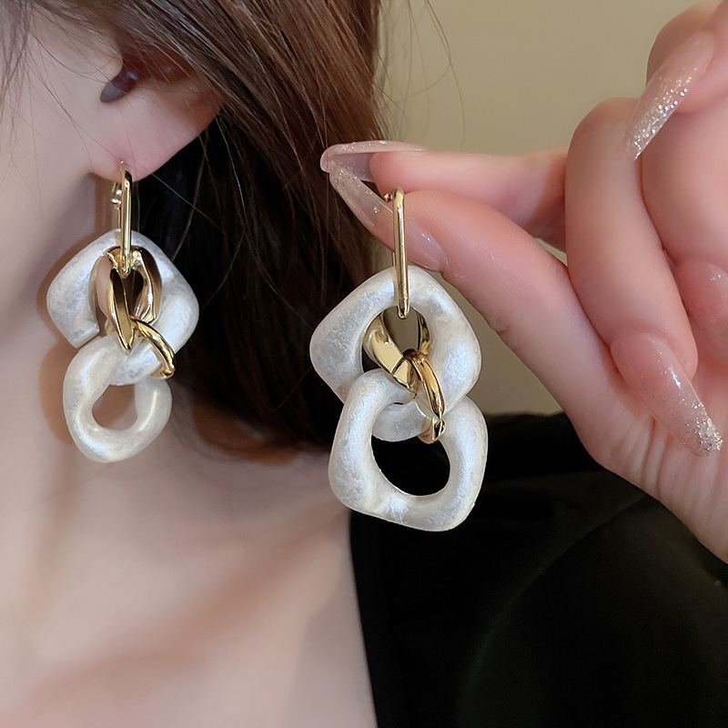 Flores dulces y elegantes transfronterizas, pendientes de perlas de amor, pendientes de estilo literario de moda de nicho, pendientes de todo fósforo con personalidad, mujeres