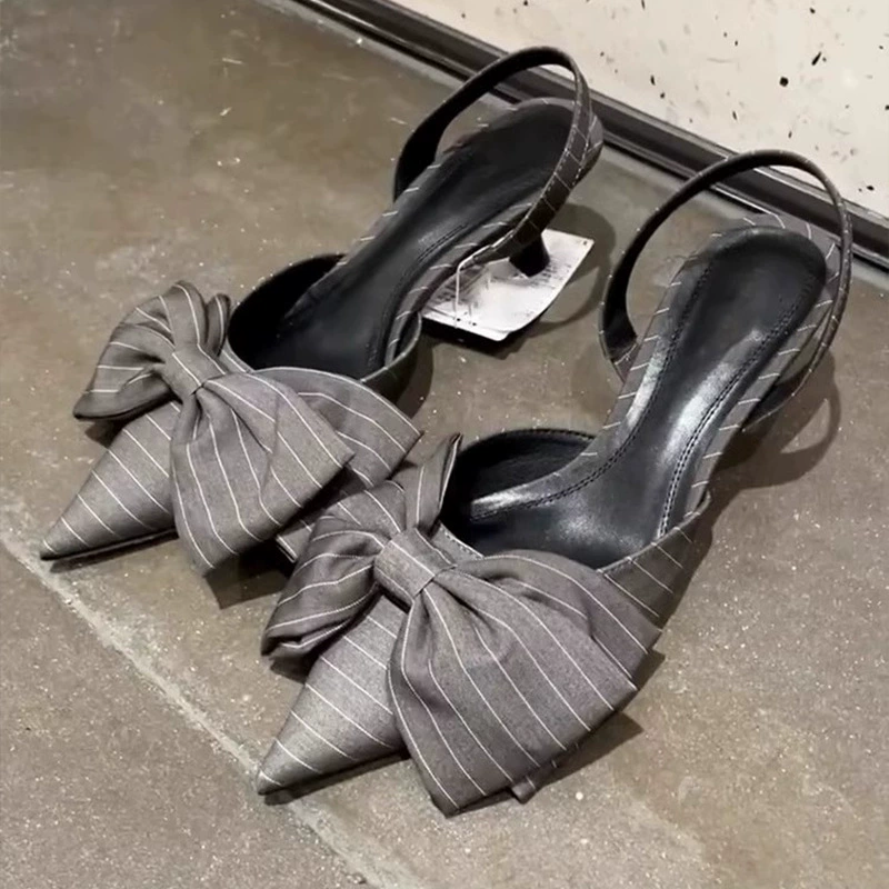 В наличии, немедленная отправка~ Женские босоножки с полосатым бантом, острым носком и открытой пяткой, весенний стиль, элегантные туфли на шпильке с неглубоким вырезом.