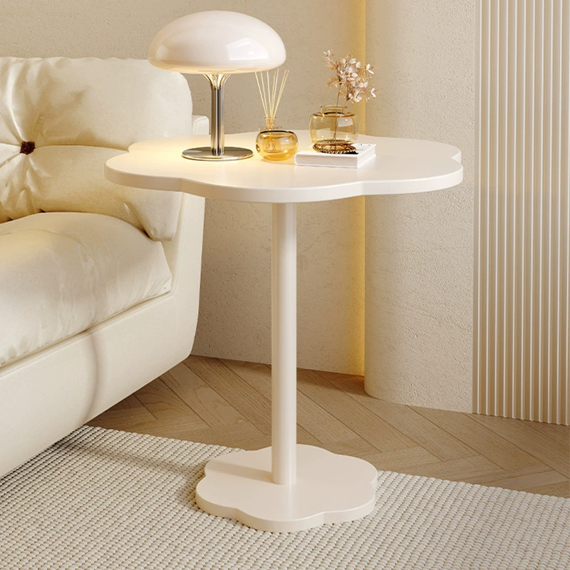 Диван рядом с небольшим мини-балконным журнальным столиком в гостиной