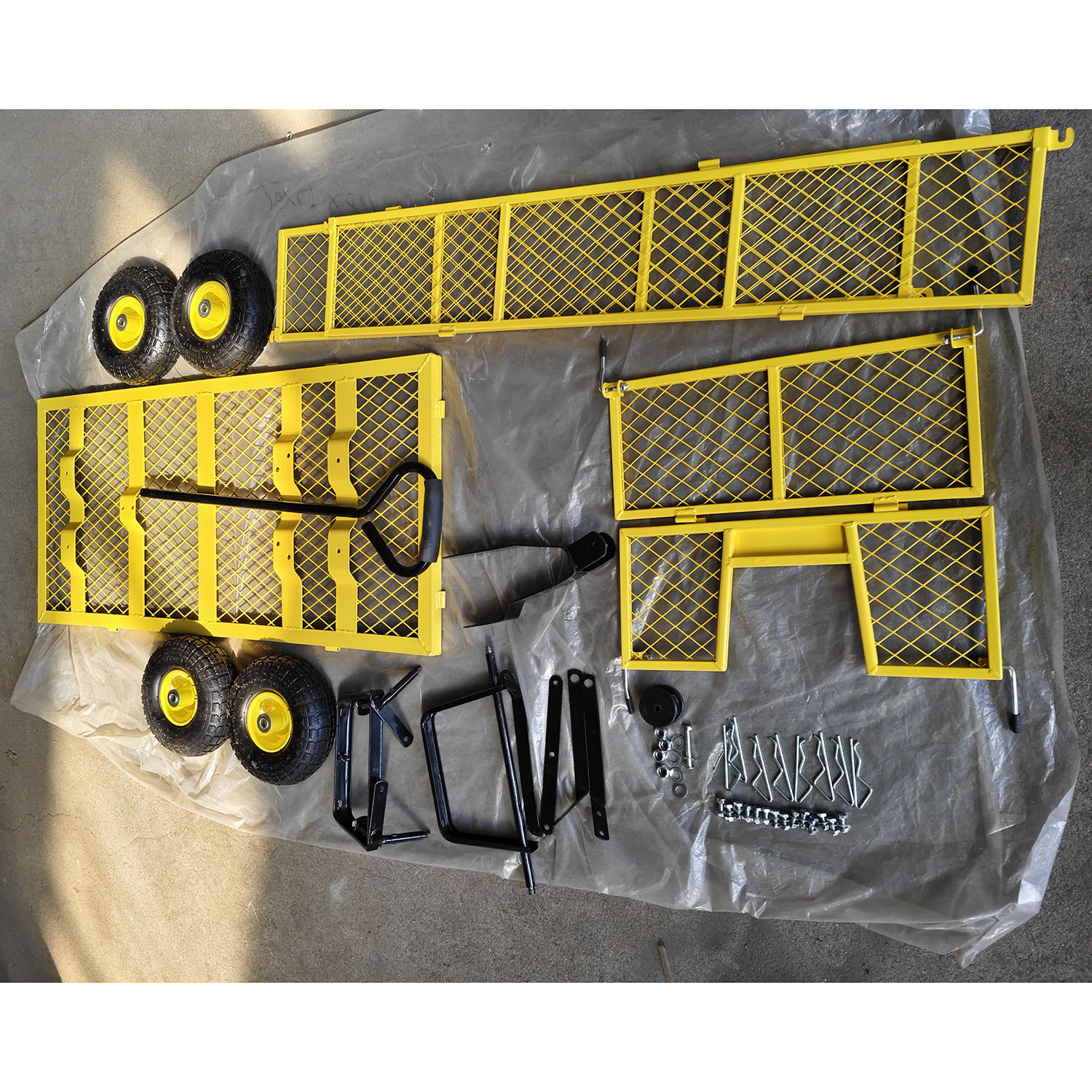 Carro de jardín de cuatro ruedas práctico de acero desmontable lateral para remolque al aire libre para herramientas de jardín pesadas