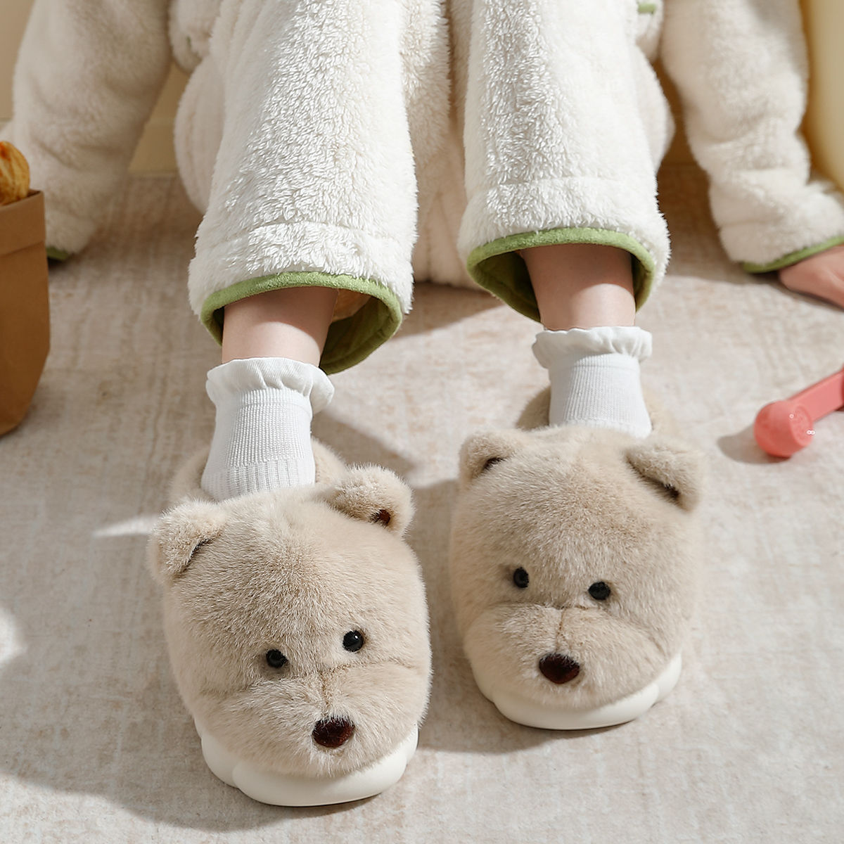 Zapatillas de algodón de oso para mujeres otoño invierno 2024 nuevo interior antideslizante caseras cálidas parejas lindos zapatos de algodón de peluche para mujeres