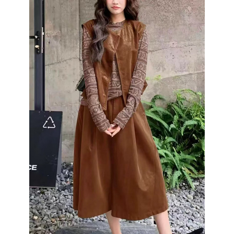 Korean Dongdaemun early autumn new design commuter solid color fashionable versatile slimming olive green leather vest top Korean Dongdaemun early autumn new design commuter solid color fashionable versatile slimming olive green leather vest top