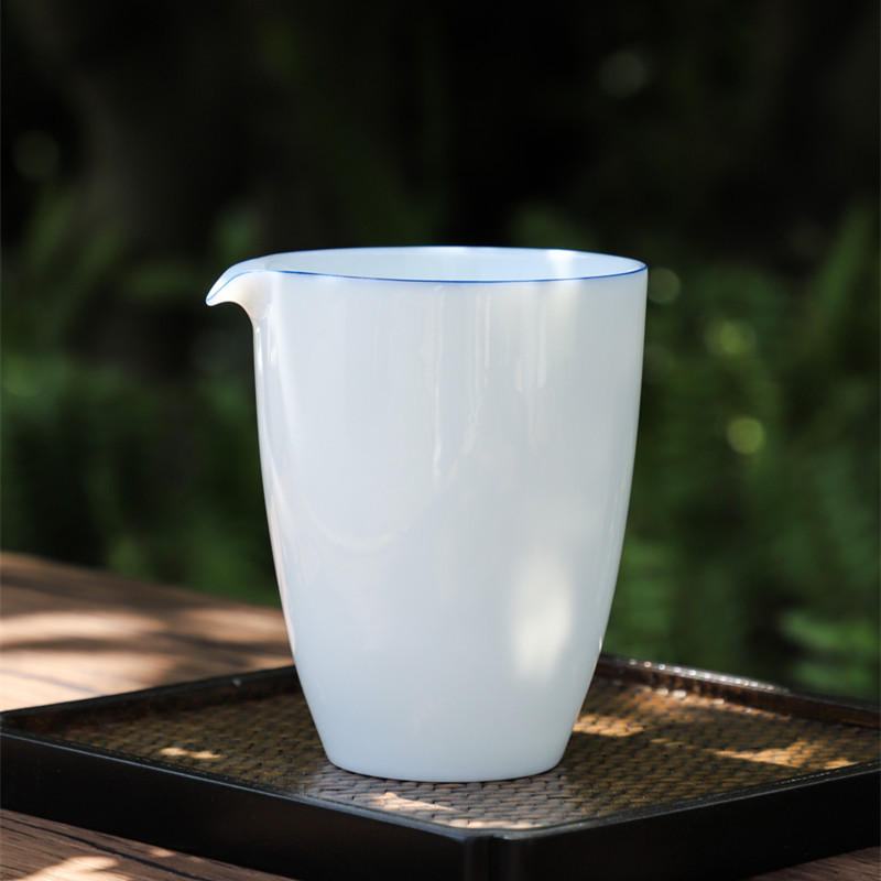 Thin body white porcelain tea Hai Gong Dao cup sweet white glaze ceramic tea divider household tea Hai Gong cup male cup tea