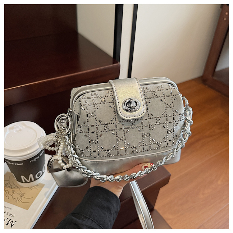 Summer bag: Women's hot diamond lock chain hand-held bucket bag 2025 New style denim blue single-shoulder fashionable crossbody bag undefined