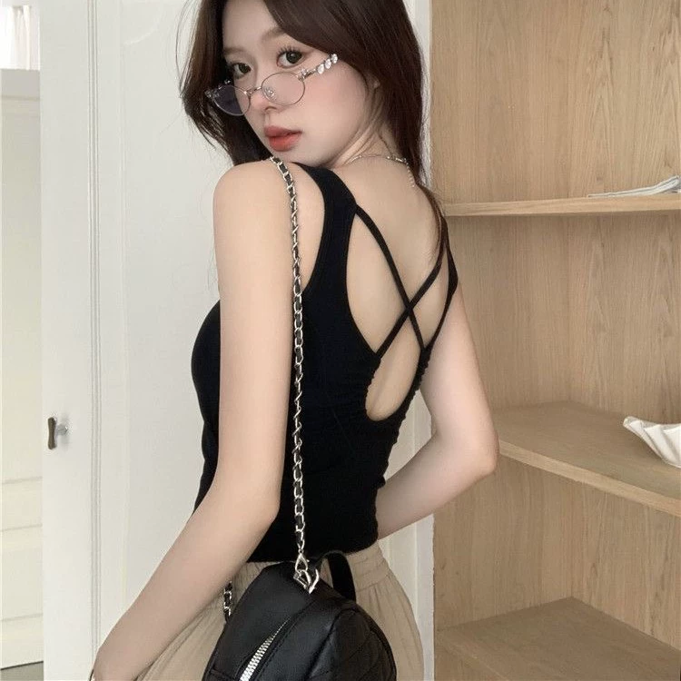 Крест с открытой спиной, вырезая сладкая горячая девушка с нагрудным ковриком