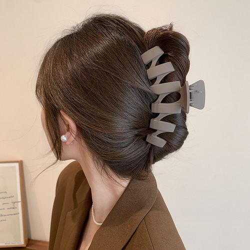 Korean-style temperament girl hair clip with a high-end vibe, large shark clip, 2025 hair clip for updo, hair clip with abundant hair volume, claw clip