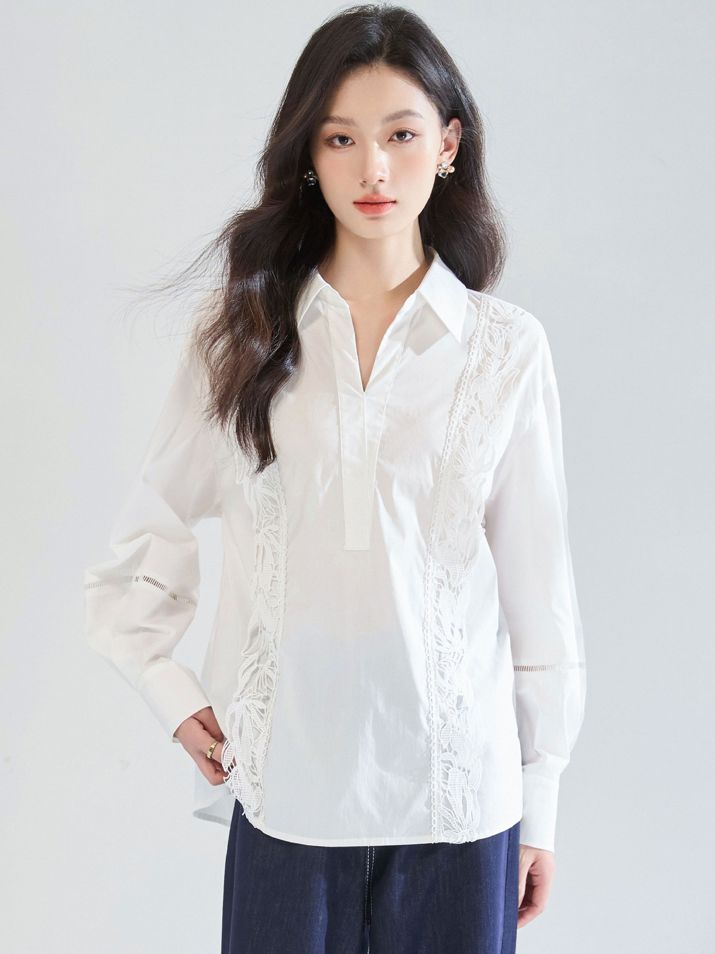 26 primavera francesa encaje agujado empalme temperamento minimalista camisa de cuello en V suelta camisa chic 25555