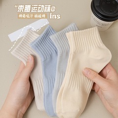 靴下の女性の春夏のウエストの短い筒の純色の船の靴下の女性の日本の綿の質は汗の女性の靴下の清新なスポーツの女性の靴下を吸います。