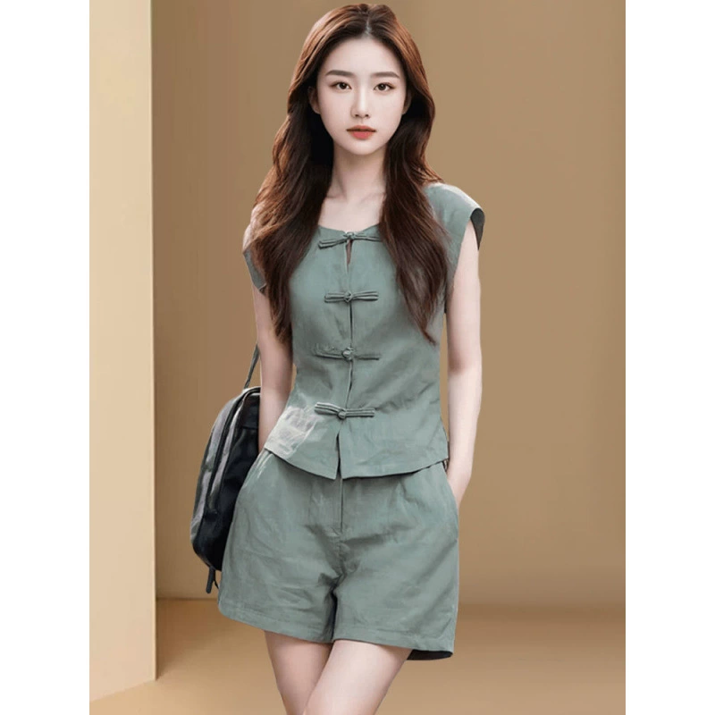 Летний комплект одежды с новым стильным и шикарным женским зеленым топом без рукавов и шортами в китайском стиле на пуговицах.