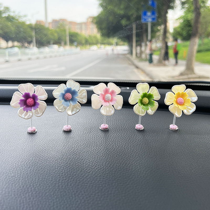 Coche sacudiendo la cabeza, pequeños pétalos, adornos, tablero, interior del coche, lindo conejito, accesorios para el coche, rojo