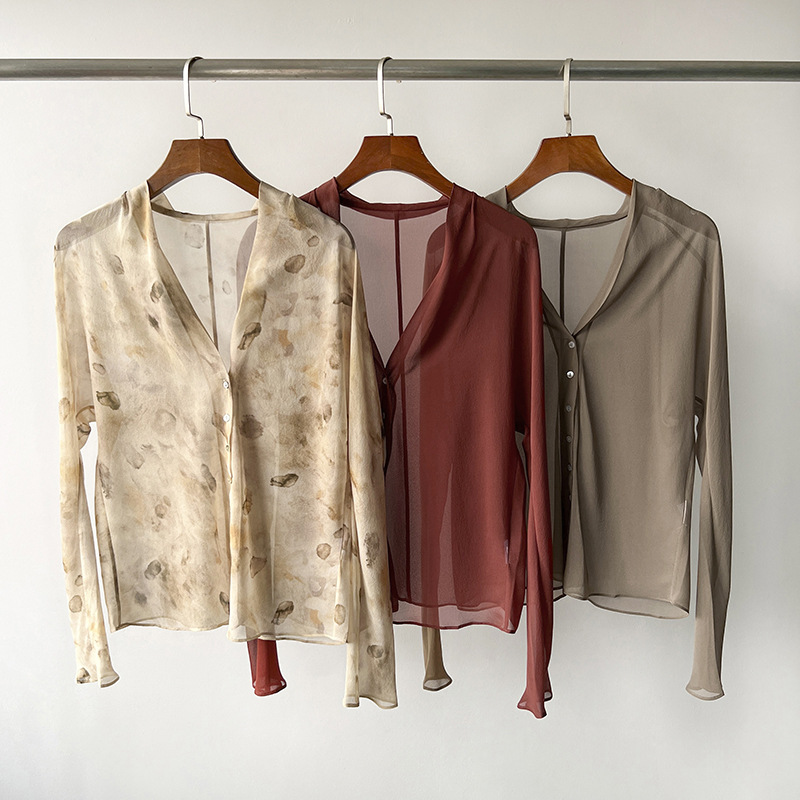 Испанская ниша похожа на цикада -прозрачный темперамент v -neck qiao Qiao настоящая шелковая рубашка слегка прозрачная тонкая тонкая девушка