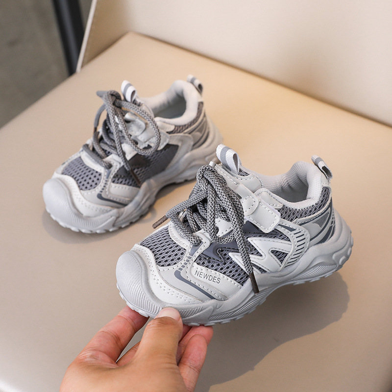 Niños y niñas zapatilla de deporte 2024 primavera y otoño nuevo bebé zapatos para correr de fondo suave zapatos para niños zapatillas de malla para niños al por mayor