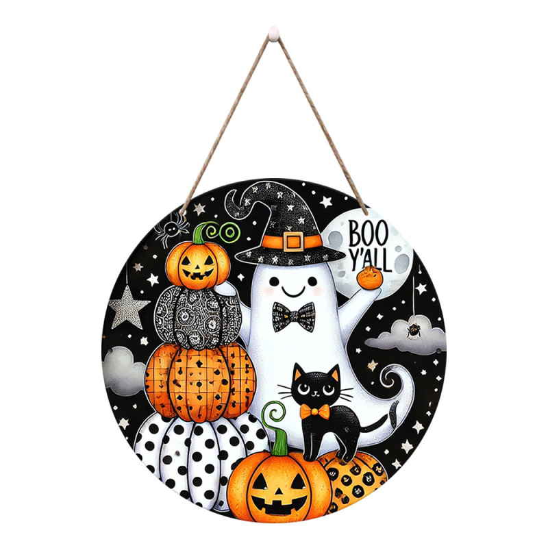 ハロウィーンをテーマにしたパーティーの雰囲気木造の家の壁に祝日の装飾の表札を飾っています。|undefined