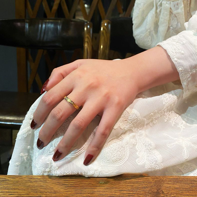 Herencia del círculo simple Anillo de anillo de acero de titanio a cuadros dorados El nicho femenino no se desvanece