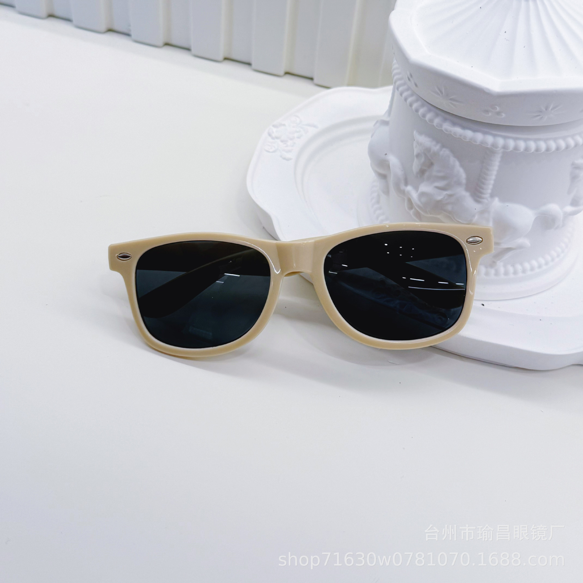 2026 nueva tendencia versátil gafas de sol para niños anti-UV simple gafas de sol cuadradas gafas de bebé multicolor