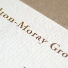 刚古纸纸质轻而坚挺、纹路自然、触感现代、圆润、实属高档品质