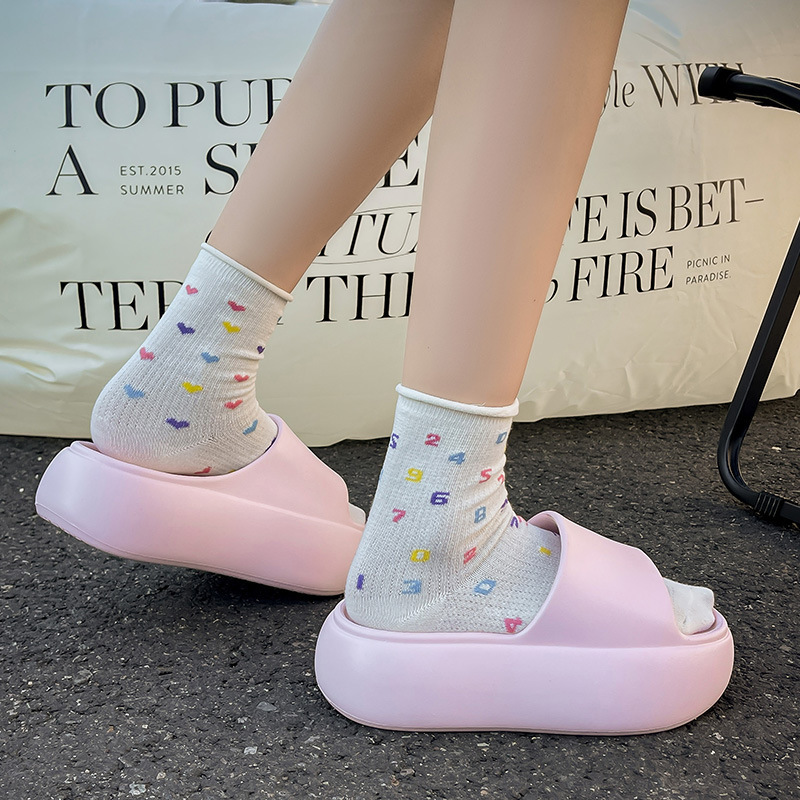 Zapatillas de aumento de fondo grueso para mujeres en verano 2025 nueva ropa casual exterior Eva antideslizante arrastre interior explosivo remolque frío