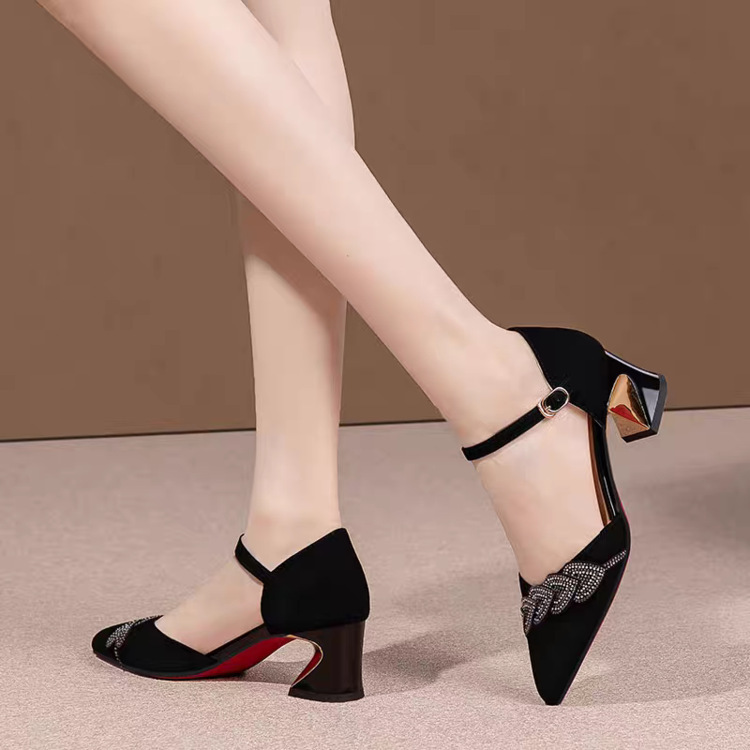 Sandálias de tacón alto esmaltado de verano 2026 nueva moda de diamante de agua universal botón hueco zapatos de mujer