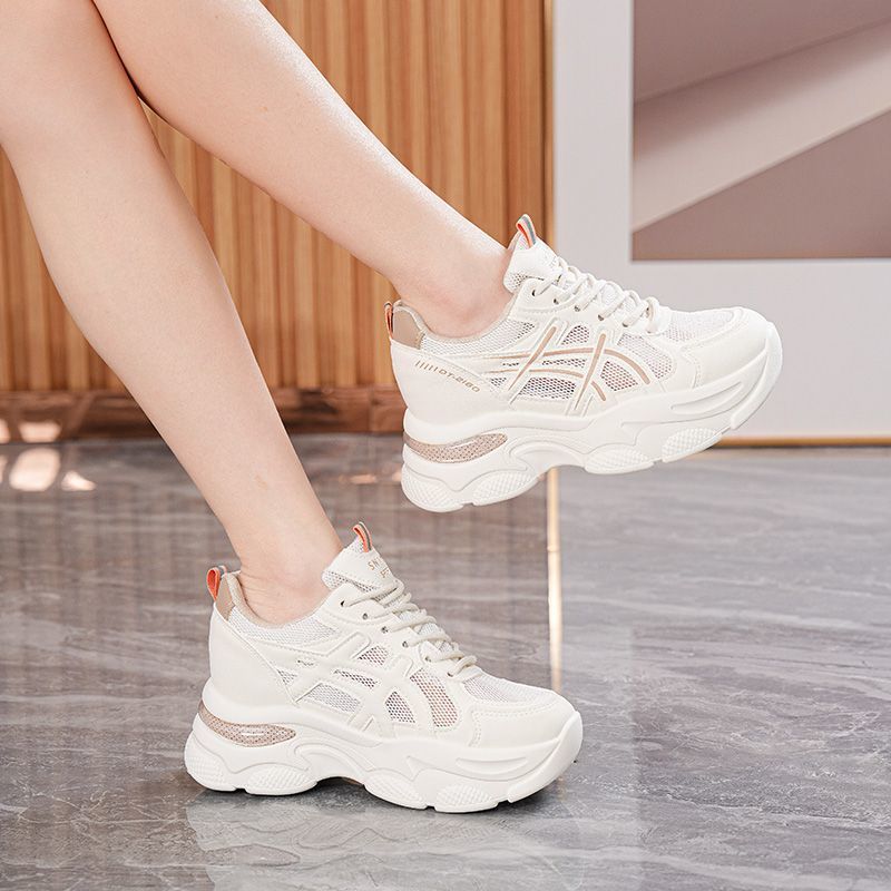 Calzado deportivo de aumento interno al por mayor para mujer 2025 nuevos zapatos de papá de suela gruesa ligera zapatos individuales pequeños zapatos de papá de verano