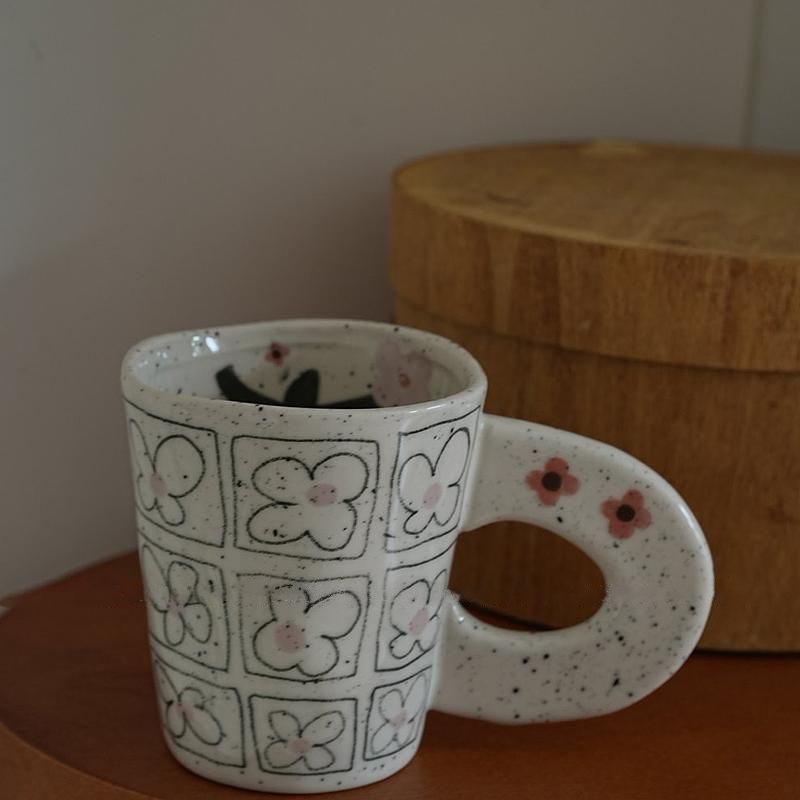 Nicho de dibujos animados taza de marca personalidad creativa mango taza de cerámica taza de agua de café de mano mano de la niña para el hogar