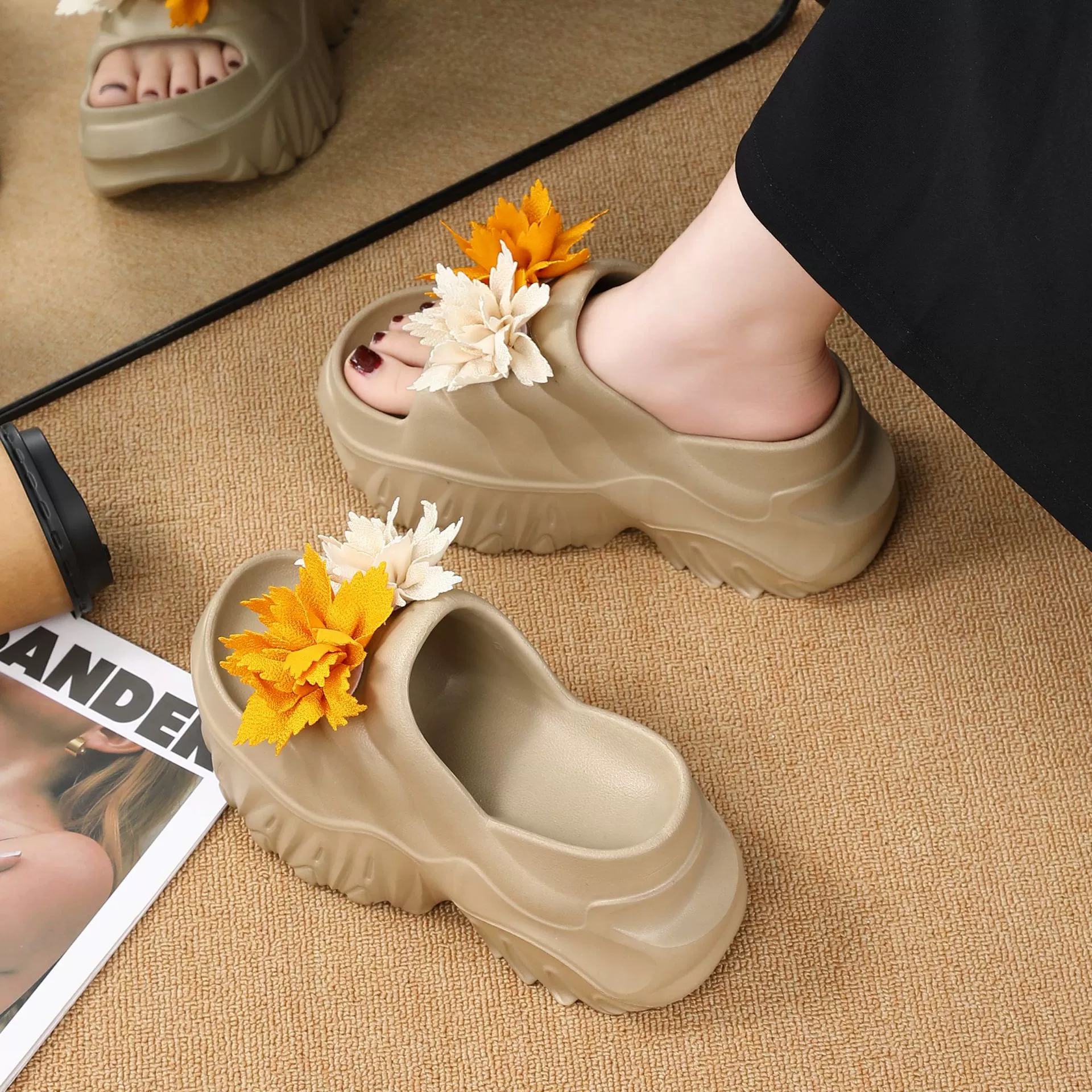 Толстая подошва увеличила сеть красных супер-огненных тапочек 2025 новый летний холодный буксир