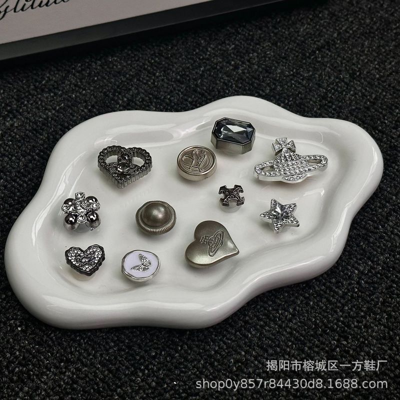 穴の靴は靴の花の潮流の立体の水晶のドリルを飾って卸売りします高級感の靴のボタンは靴の表面の装飾の部品を取り外します。|undefined