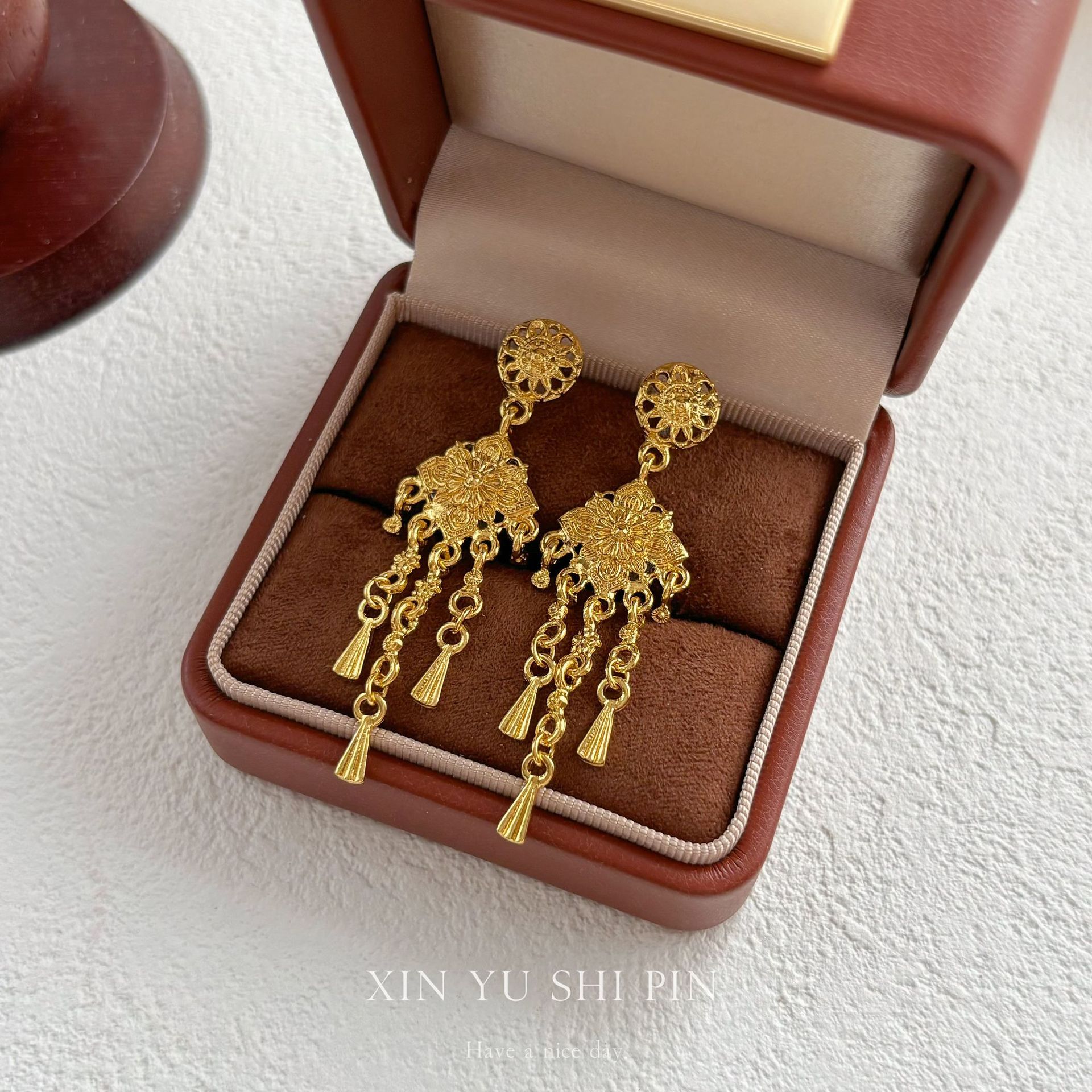 Boucles d'oreilles pendantes fleurs dorées style chinois luxe_voghion.com