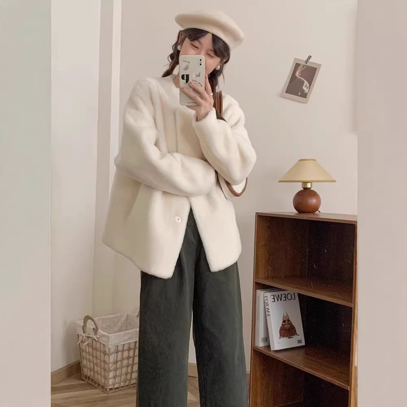 2026 Winter New Style Merino Fur Integrated Lamb Wool Shearling Coat Simple Round Neck Fur Coat for Women