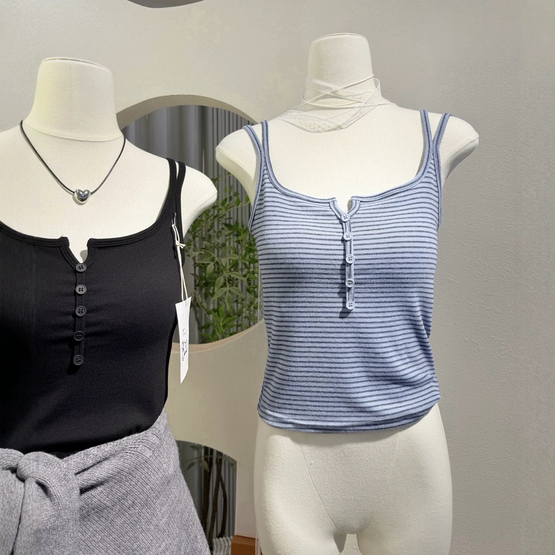 Korean-style French V-neck buttoned knitted camisole for women with double thin straps, basic versatile short tank top 8201 Korean-style French V-neck buttoned knitted camisole for women with double thin straps, basic versatile short tank top 8201