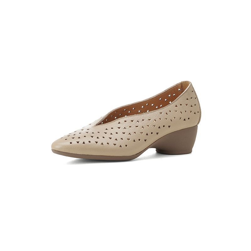 2026 primavera nuevo temperamento elegante dama zapatos de mamá cómodos simples tacones agudos huecos respirables zapatos de frijoles
