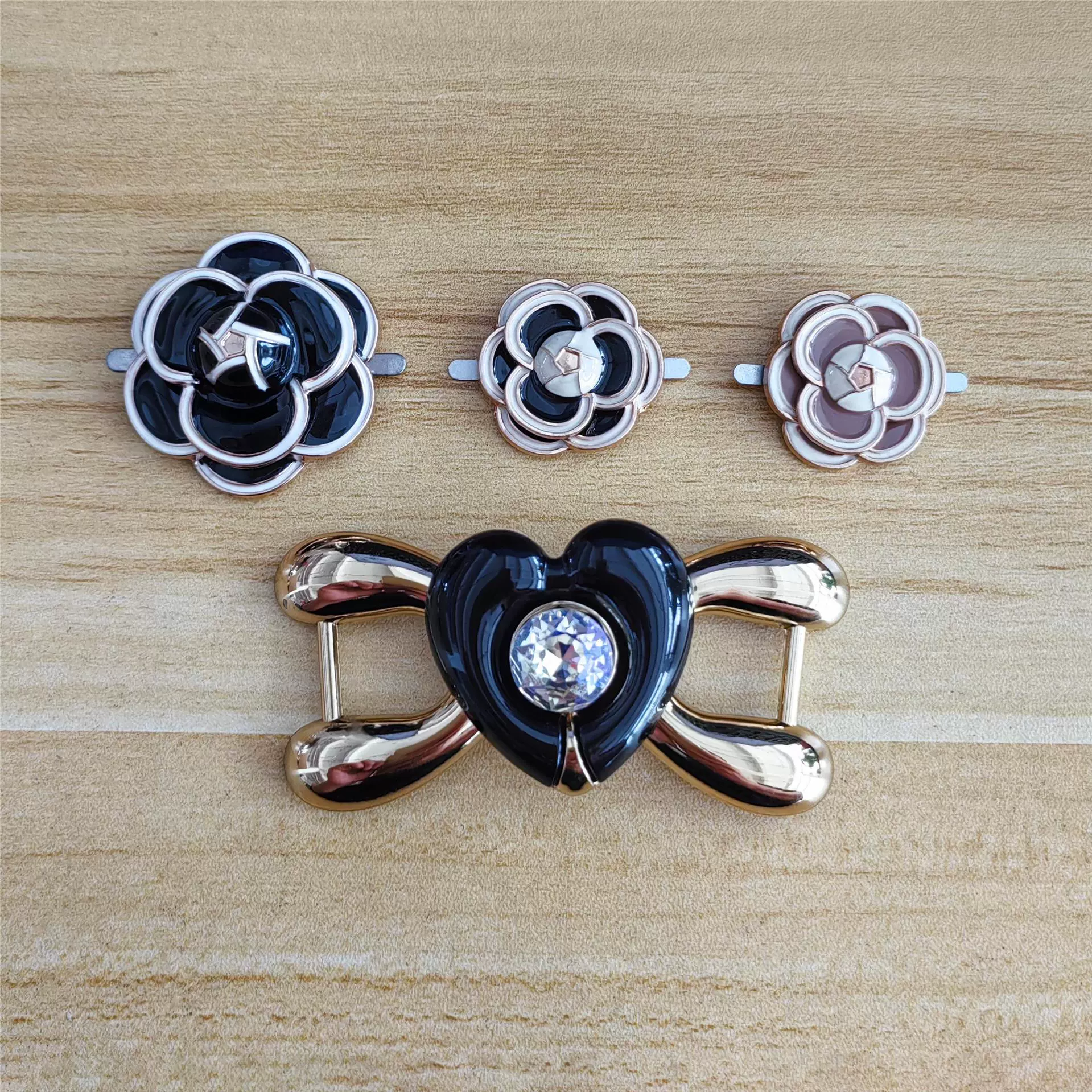 Новый трехмерный цветок с окантовкой небольшой ароматный ветер пряжка черное сердце с бриллиантами
